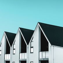 Moderne leiligheter med svart tak