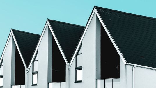 Tre sammenhengede boliger med svarte tak
