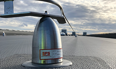 Rødt tak med tagstige