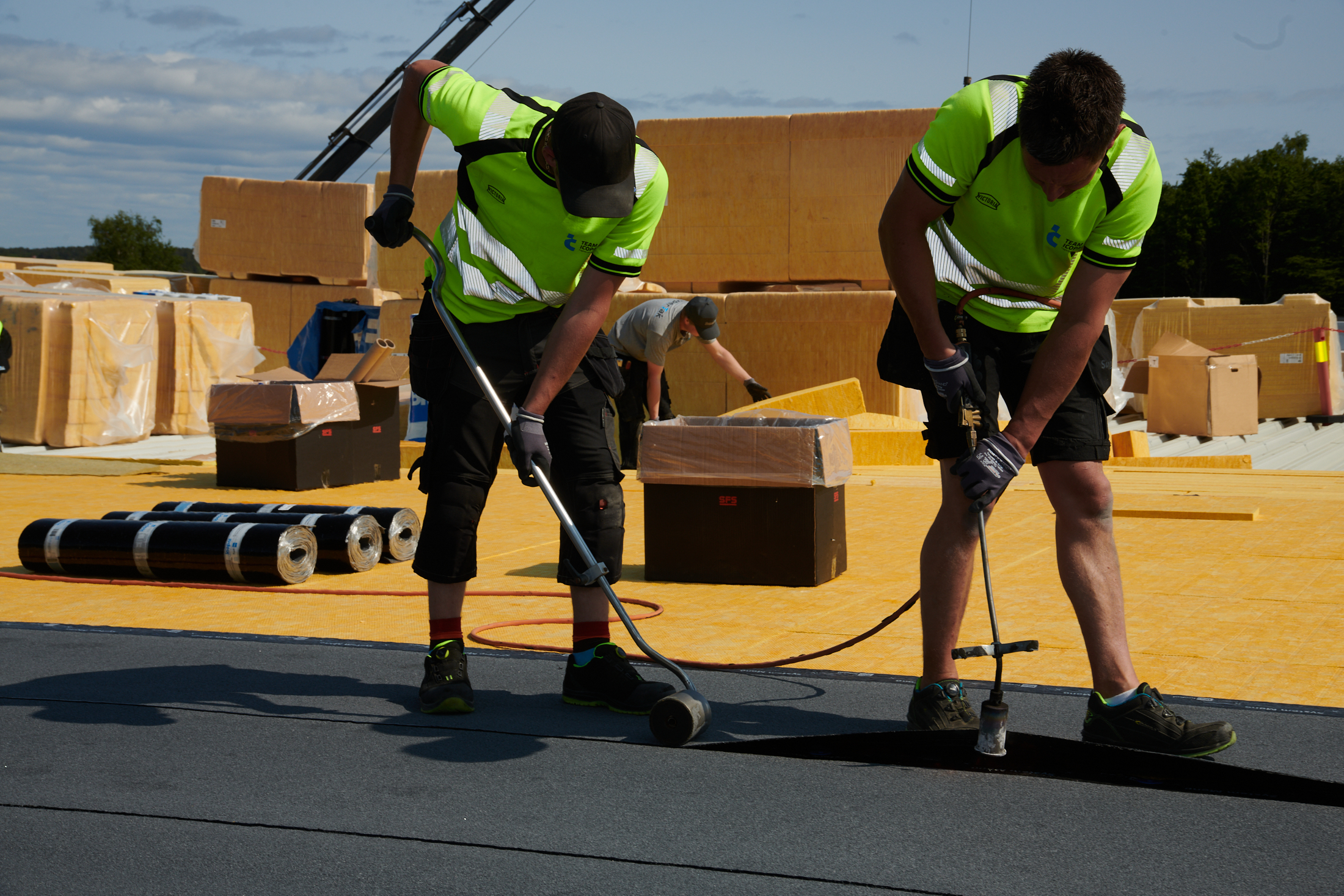 Takktekker i arbeid på tak