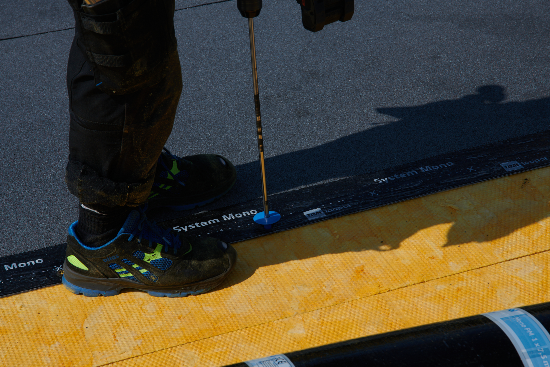 Arbeider med huseier ser på fuktskade